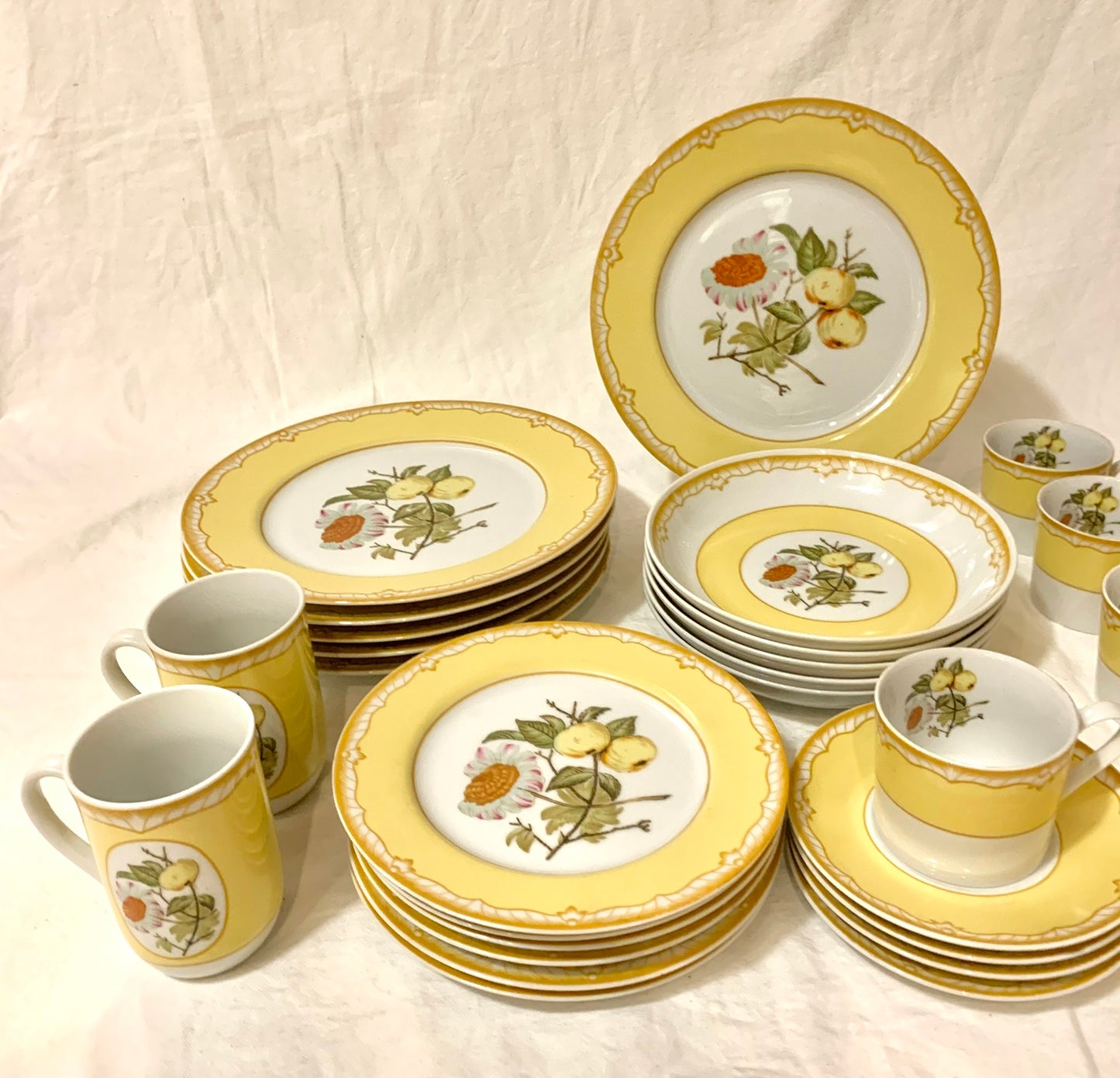 Table Top Vintage Georges Briard Somerset Dishes China 31 pieces